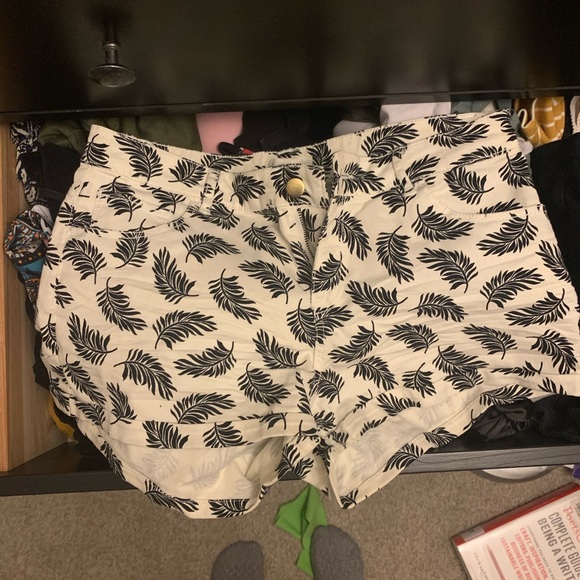 Floral tropical leave shorts - Picture 3 of 4